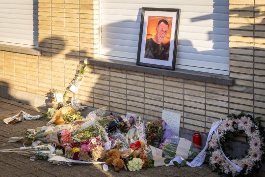 Blumen in Gedenken an den 56-Jährigen, der in Zeebrugge verprügelt worden war und an seinen Verletzungen starb