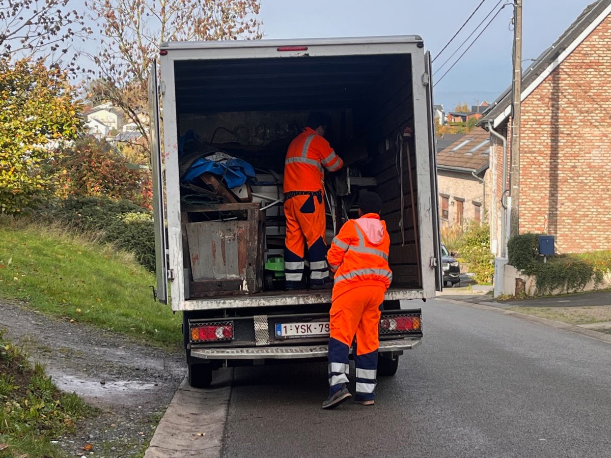 Zwei Mitarbeiter von Rcycl beim Einsammeln von Sperrmüll