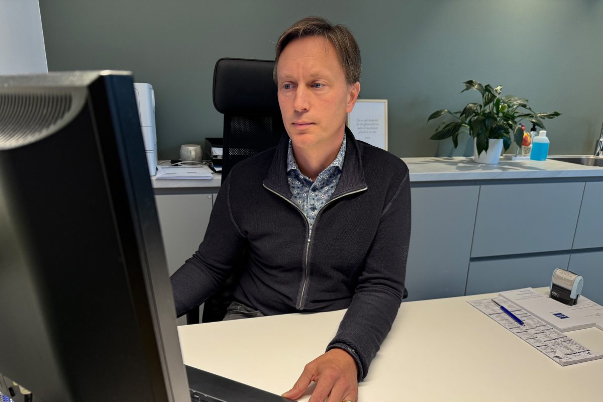 Dr. Adriaan Oomen sitzt am Schreibtisch