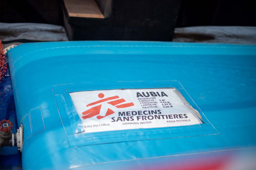 Trinkwasser-Paket mit einer Aufschrift von "Ärzte ohne Grenzen"
