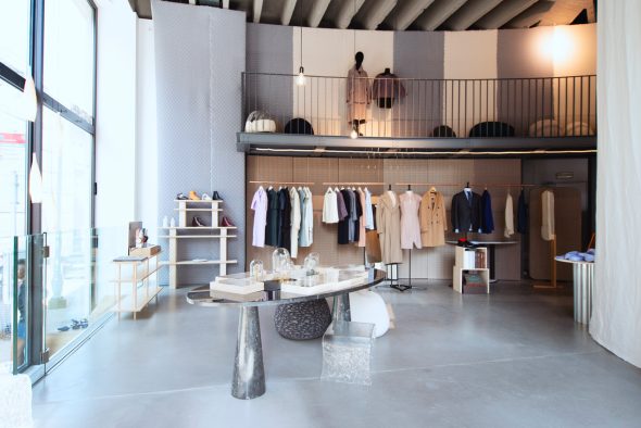 Pop-Up in Brüssel 2021 - Kleidung im Inneren