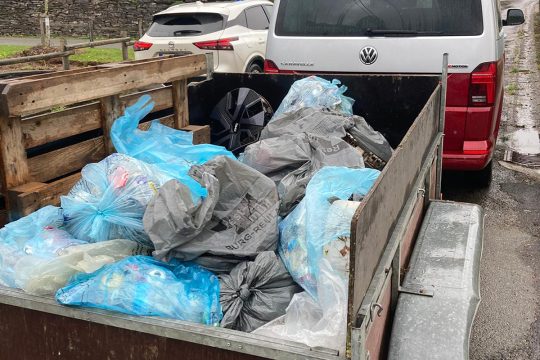 Anhänger mit Müllsäcken