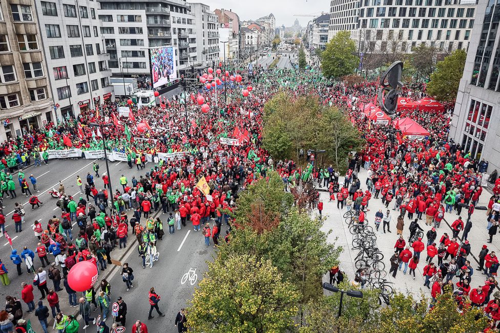 Gewerkschaftler stehen in Brüssel auf der Straße