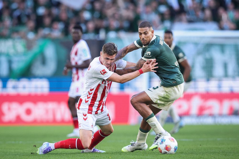 Alessio Castro-Montes (links) im Duell mit Vinicius Souza beim Bundesliga-Spiel Vfl Wolfsburg - 1. FC Köln am 13. September 2025