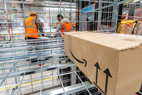 Mitarbeiter sortieren Pakete im Amazon-Verteilzentrum in Antwerpen