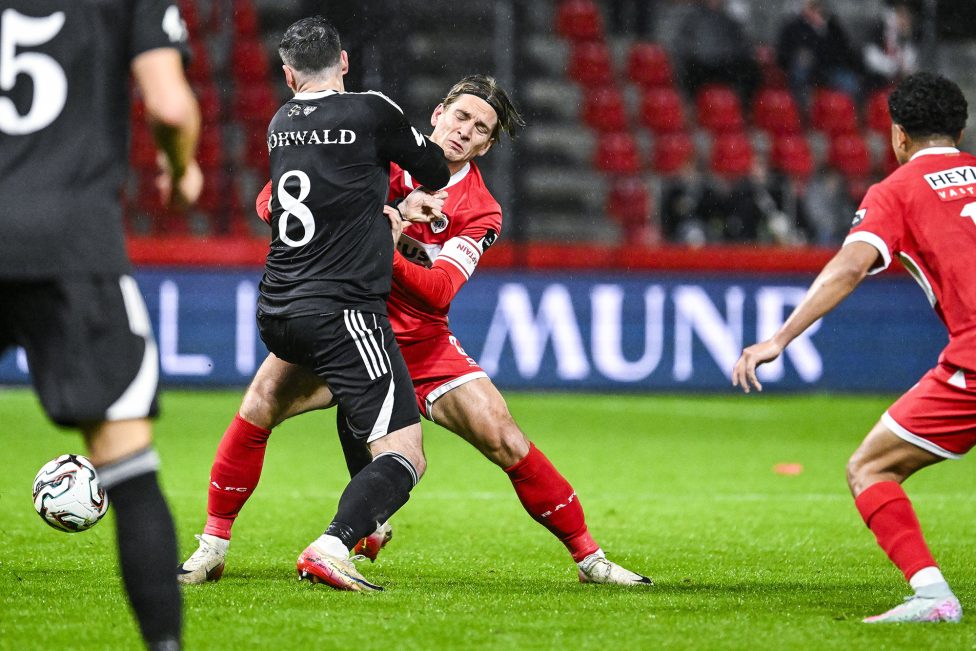 Kevin Möhwald (Eupen) und Dennis Praet (Antwerp) im Zweikampf