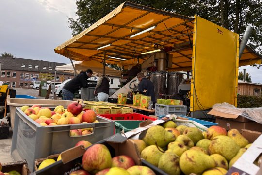 Apfelpresse in Eynatten im Einsatz
