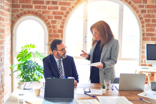 Mann und Frau diskutieren im Büro