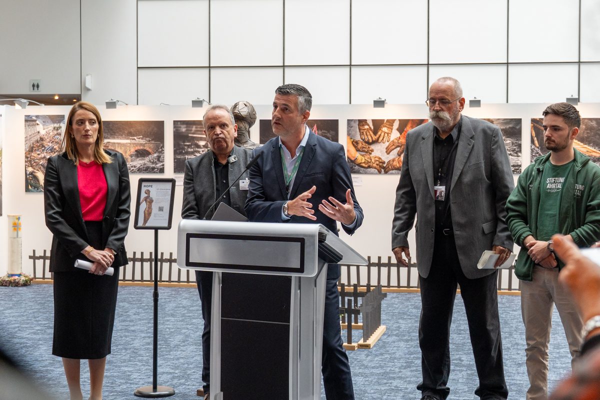 Pascal Arimont bei der Eröffnung der Ausstellung "Flut – Juli 2021. Eine Katastrophe im Herzen von Europa" im Europaparlament. Links von Arimont EU-Parlamentspräsidentin Roberta Metsola, rechts von Arimont Klaus Jansen vom "Team Gedenken" (Bild: Europaparlament)
