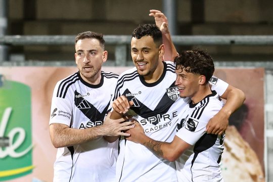 Eupens Stürmer Zakaria Atteri nimmt die Glückwünsche seiner Mannschaftskollegen nach seinem Treffer zum 1:0 entgegen