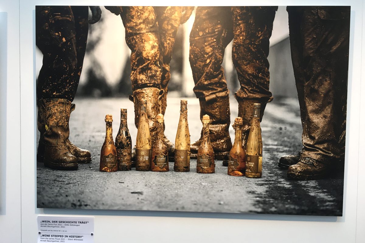 Gegenstände der Ausstellung "Flut – Juli 2021. Eine Katastrophe im Herzen von Europa" im Europaparlament