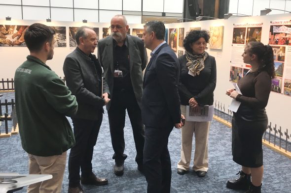 Menschen bei der Ausstellung „Flut – Juli 2021. Eine Katastrophe im Herzen von Europa“ im Europaparlament