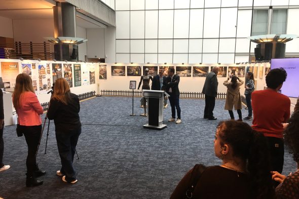 Menschen bei der Ausstellung „Flut – Juli 2021. Eine Katastrophe im Herzen von Europa“ im Europaparlament