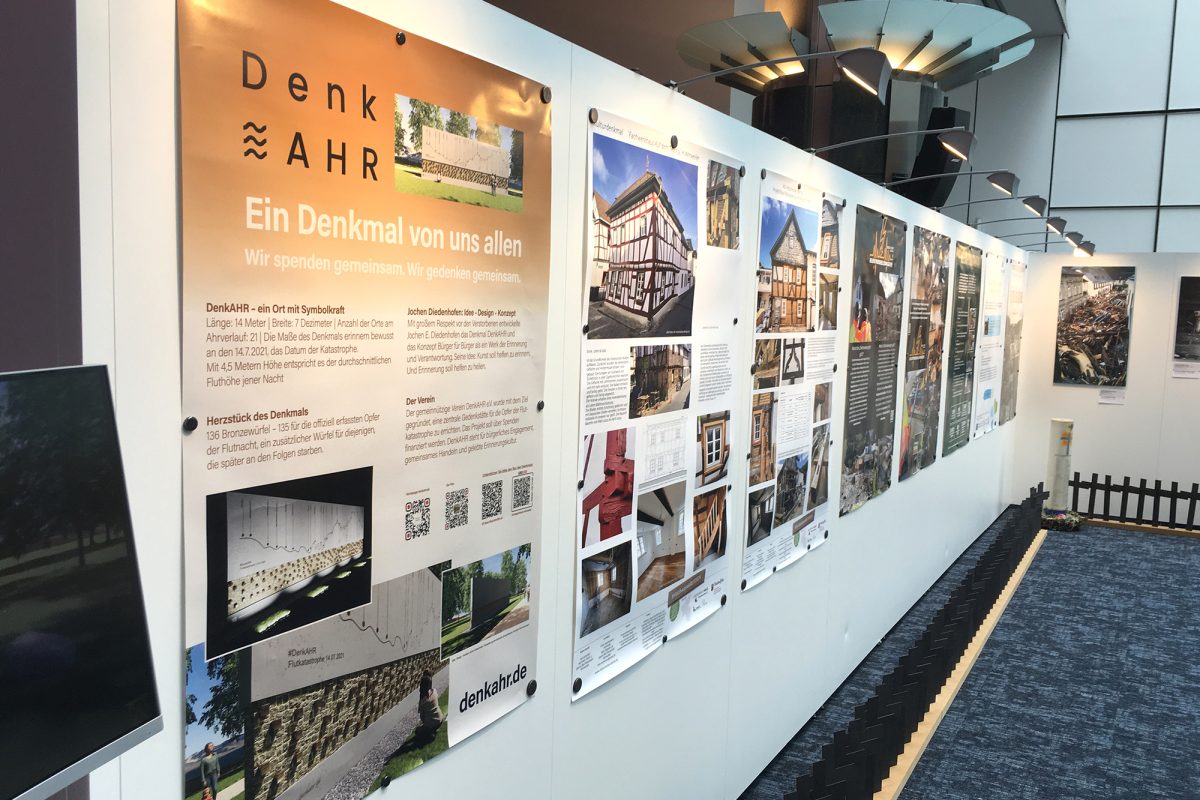 Gegenstände der Ausstellung "Flut – Juli 2021. Eine Katastrophe im Herzen von Europa" im Europaparlament