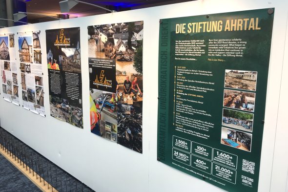 Gegenstände der Ausstellung „Flut – Juli 2021. Eine Katastrophe im Herzen von Europa“ im Europaparlament
