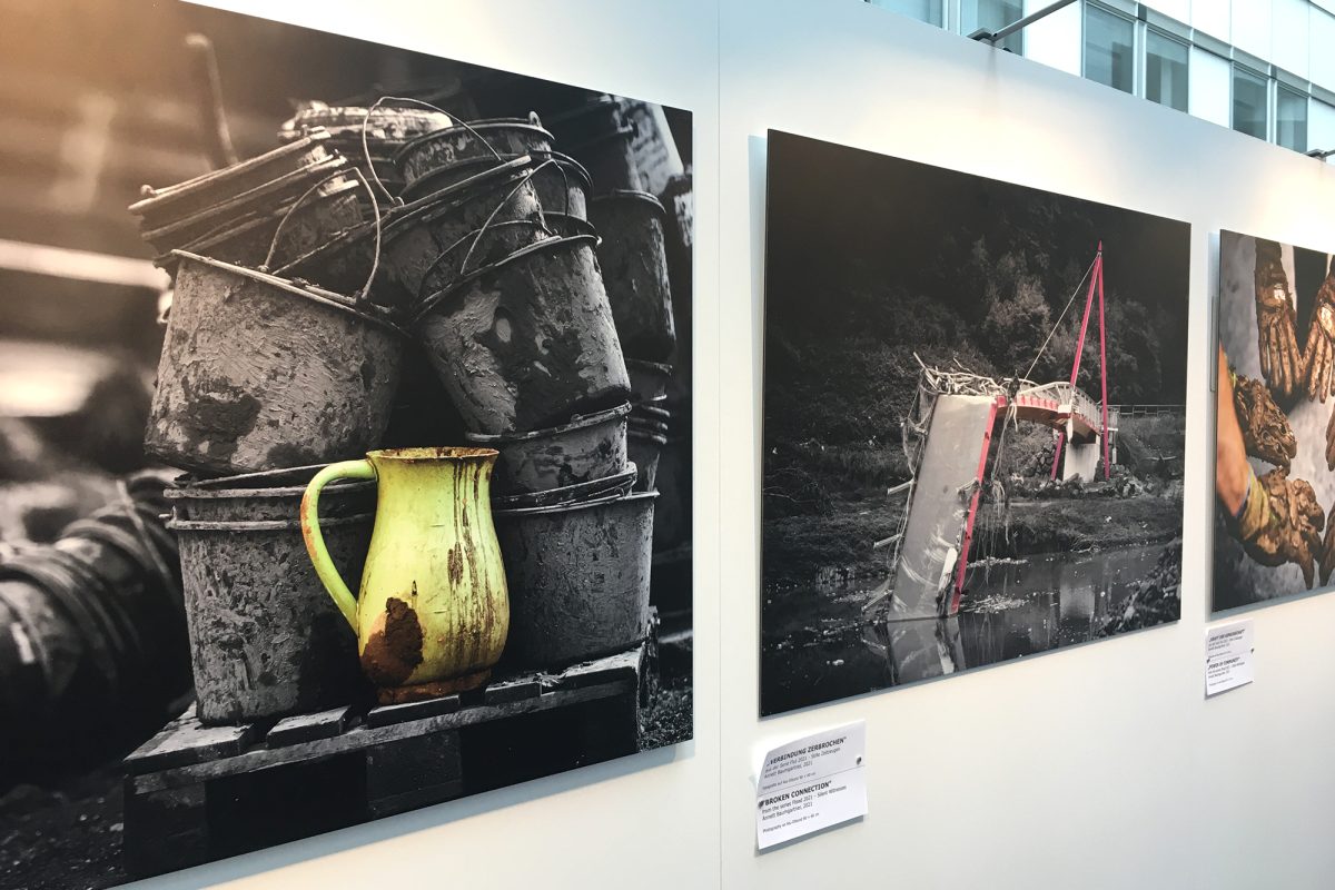 Gegenstände der Ausstellung "Flut – Juli 2021. Eine Katastrophe im Herzen von Europa" im Europaparlament