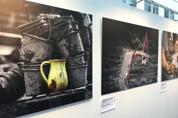 Gegenstände der Ausstellung „Flut – Juli 2021. Eine Katastrophe im Herzen von Europa“ im Europaparlament