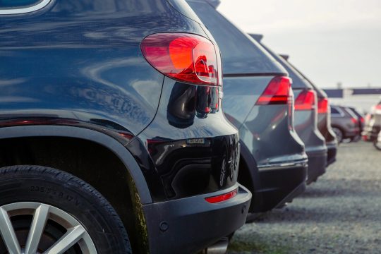 Reihe von Gebrauchtwagen bei einem Autohändler