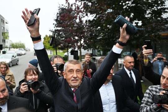 Andrej Babis vor der ANO-Parteizentrale in Prag