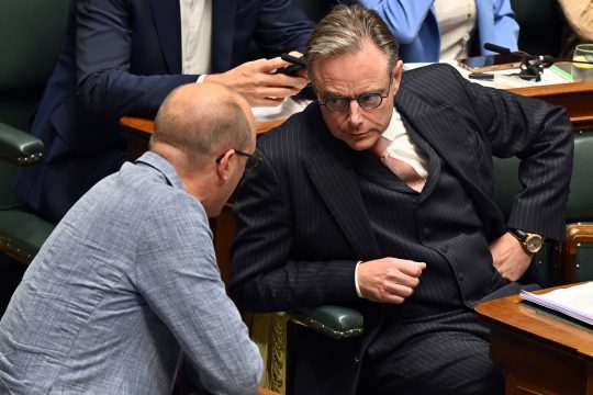 Premierminister Bart De Wever und Finanzminister Vincent Van Peteghem diskutieren