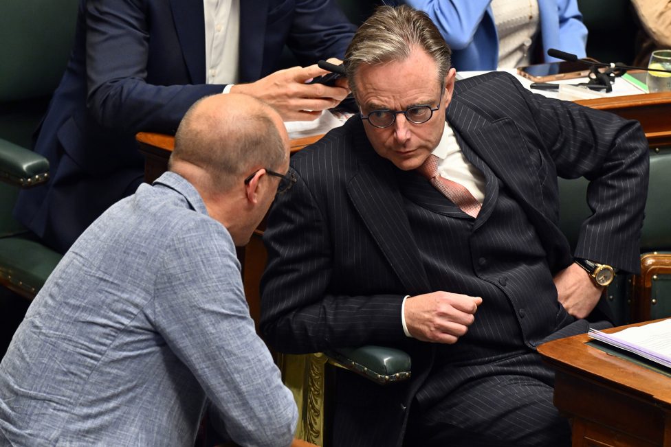 Premierminister Bart De Wever und Finanzminister Vincent Van Peteghem diskutieren