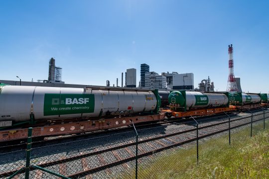 Güterzug vor dem Werk von BASF in Antwerpen