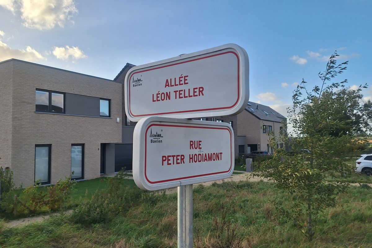 Straßenschilder an der Kreuzung, an der gebaut werden soll