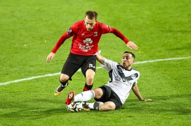 Pjotr Kestens (RWDN) und Kevin Möhwald (Eupen) kämpfen um den Ball