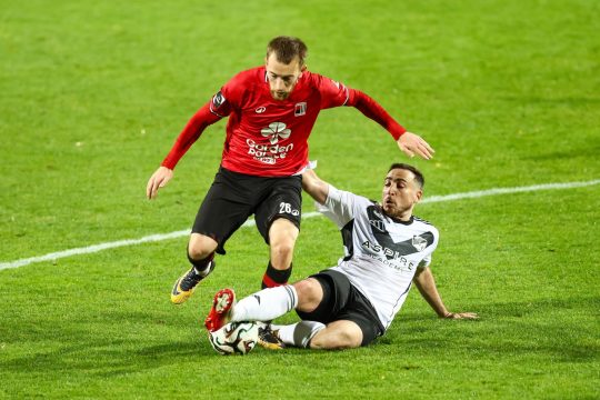 Pjotr Kestens (RWDN) und Kevin Möhwald (Eupen) kämpfen um den Ball