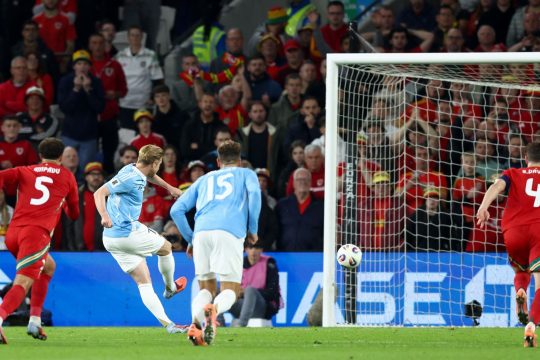 Kevin De Bruyne beim ersten Elfmeter