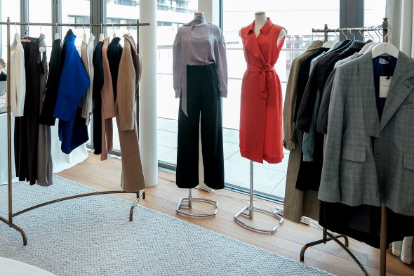 Kleidung von Mona Wie in der belgischen Botschaft in Tokio im September 2025