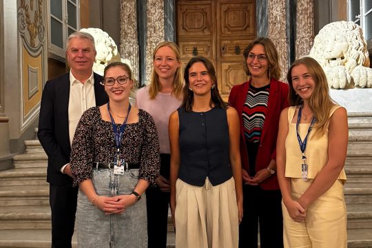 Hintere Reihe: DG-Jugendminister Gregor Freches, die flämische Jugendministerin Melissa Depraetere und die Jugendministerin der Französischen Gemeinschaft, Valérie Lescrenier - vordere Reihe: Lara Bongartz vom Rat der deutschsprachigen Jugend und die Jugenddelegierten der anderen Gemeinschaften
