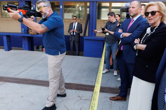 Verteidigungsminister Theo Francken und Prinzessin Astrid bei der Vorstellung des FN 303 in Los Angeles