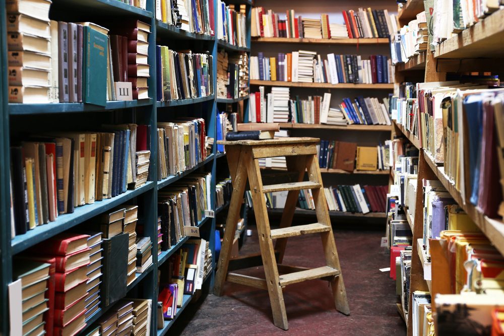 eine Leiter und Regale in einer Bibliothek