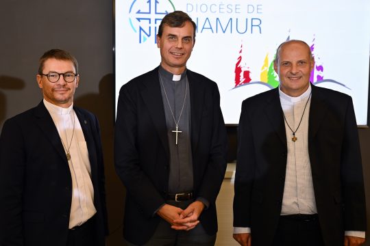 Fabien Lejeusne, Erzbischof Luc Terlinden und Frédéric Rossignol posieren für ein Foto
