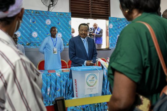 Paul Biya an der Wahlurne in Yaounde am 12. Oktober