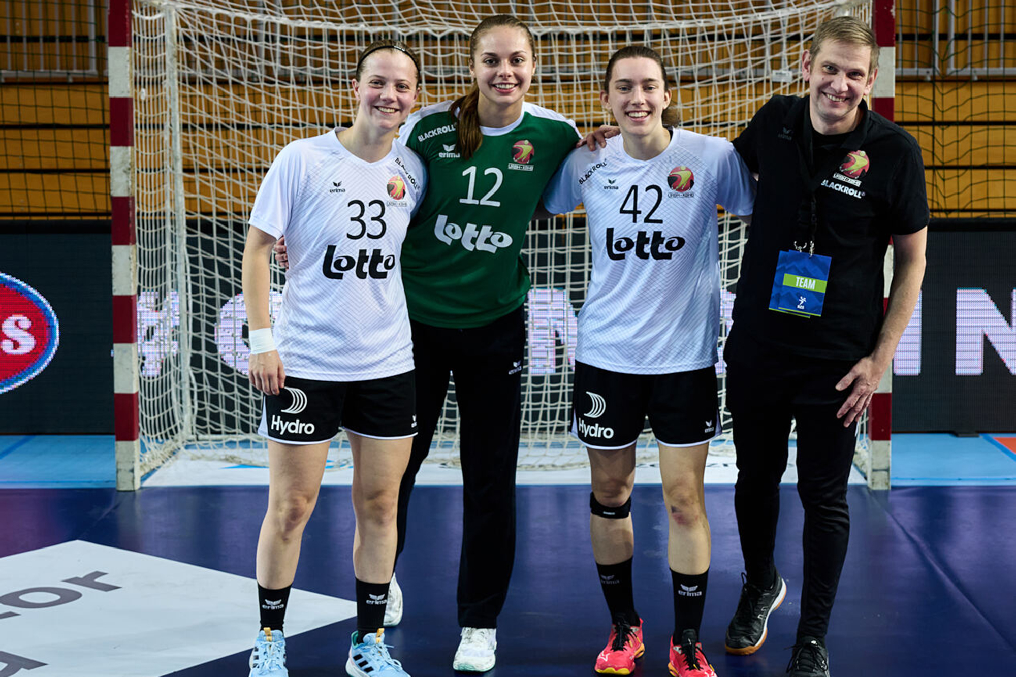 Handballerinen stehen vor Tor