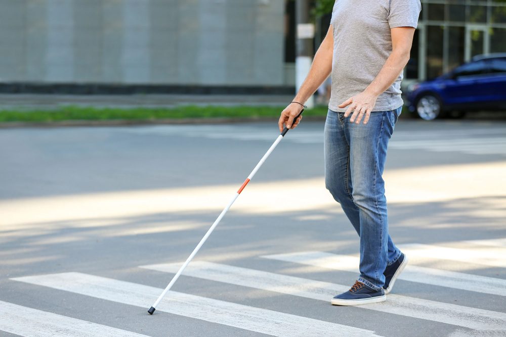 Blinder Mann mit Blindenstock
