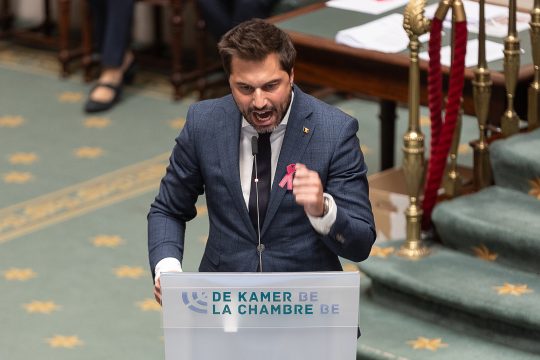 Georges-Louis Bouchez gestikuliert am Rednerpult in der Kammer