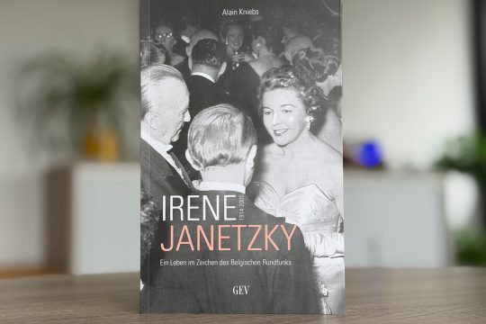 Das Buchcover zeigt Irene Janetzky im Gespräch mit dem früheren deutschen Bundeskanzler Konrad Adenauer