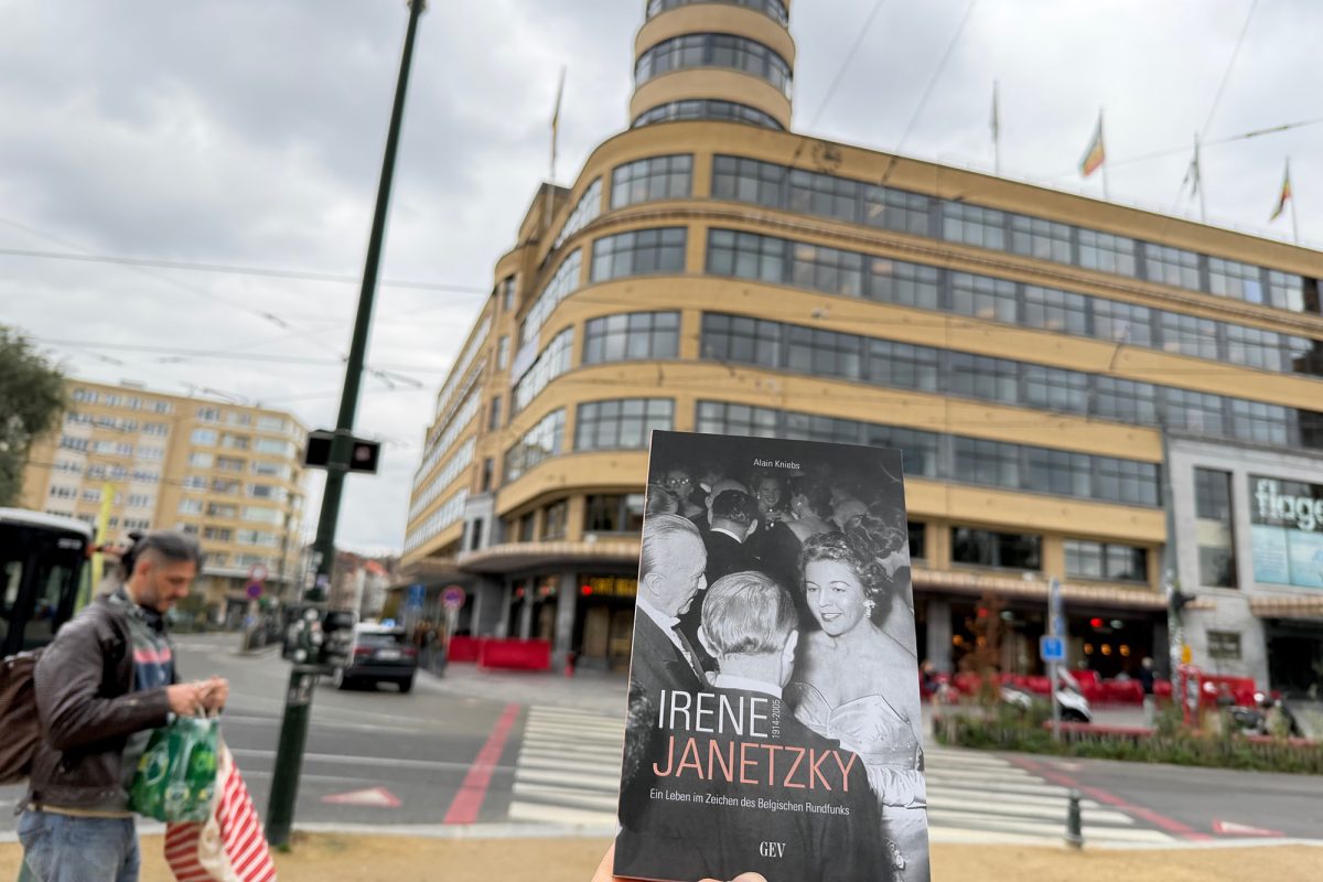 Im Vordergrund ist das Buch zu sehen, im Hintergrund das frühere Funkhaus Flagey in Brüssel