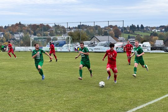 Spieler von Büllingen und Lontzen in Aktion auf dem Fußballfeld