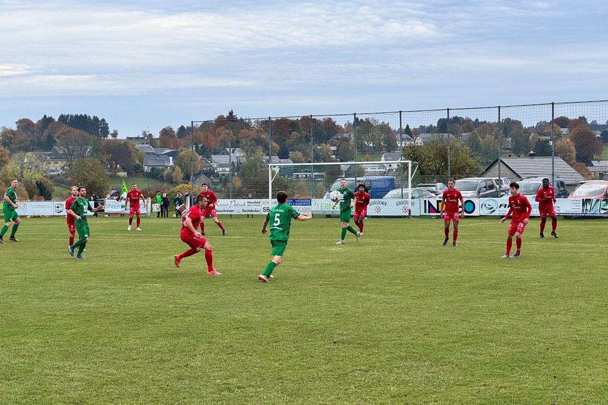 Spieler von Büllingen und Lontzen in Aktion auf dem Fußballfeld