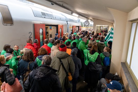 Gewerkschaftler kommen am Brüsseler Nordbahnhof an