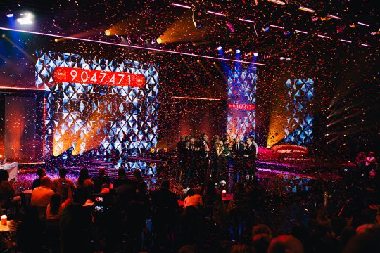 Eine Leuchttafel mit der Spendensumme bei der Abschlussgala