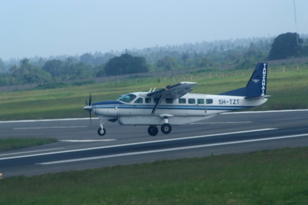 Ein Flugzeug vom Typ Cessna 208B Caravan hebt von der Startbahn ab