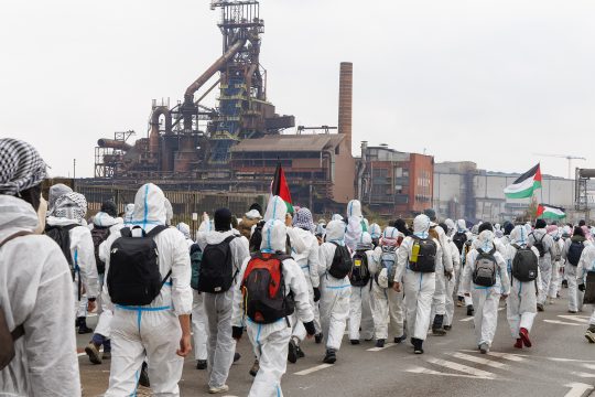 Protestaktion von Code Rot vor dem Stahlwerk von ArcelorMittal in Charleroi