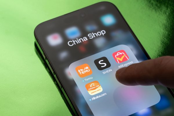 Die App-Symbole chinesischer Online-Shops auf einem Smartphone