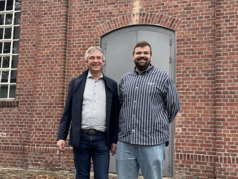 Chudoscnik Sunergia Geschäftsführer René Janssen und Eupens Kulturschöffe Nicolas Pommée stehen vor dem Alten Schlachthof
