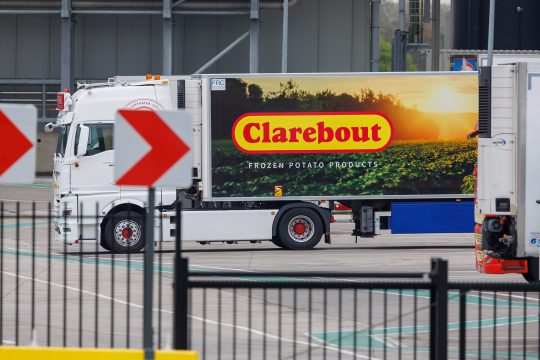 LKW vor dem Werk von Clarebout Potatoes